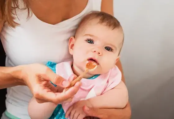 7 kluczowych aspektów żywienia i zapobiegania chorobom alergicznym u niemowląt z grupy ryzyka