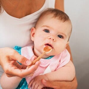 7 kluczowych aspektów żywienia i zapobiegania chorobom alergicznym u niemowląt z grupy ryzyka